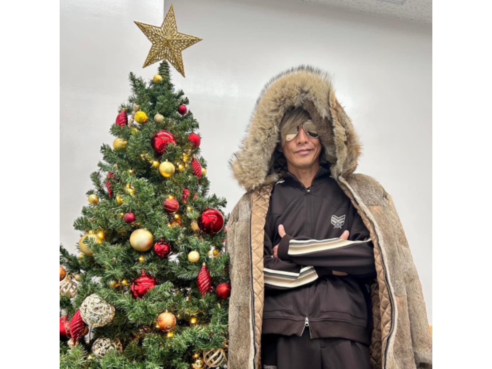 木村拓哉、高級感あふれる毛皮コート＆ギラギラサングラス姿の