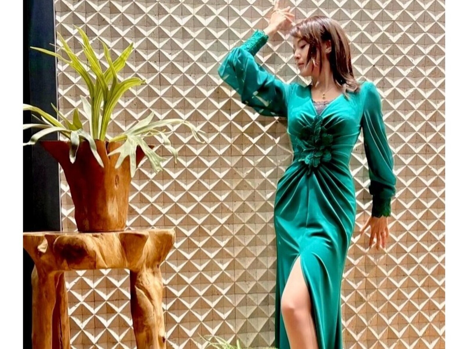 藤原紀香、スリットから圧巻の美脚を披露！ 「憧れの完璧スタイル