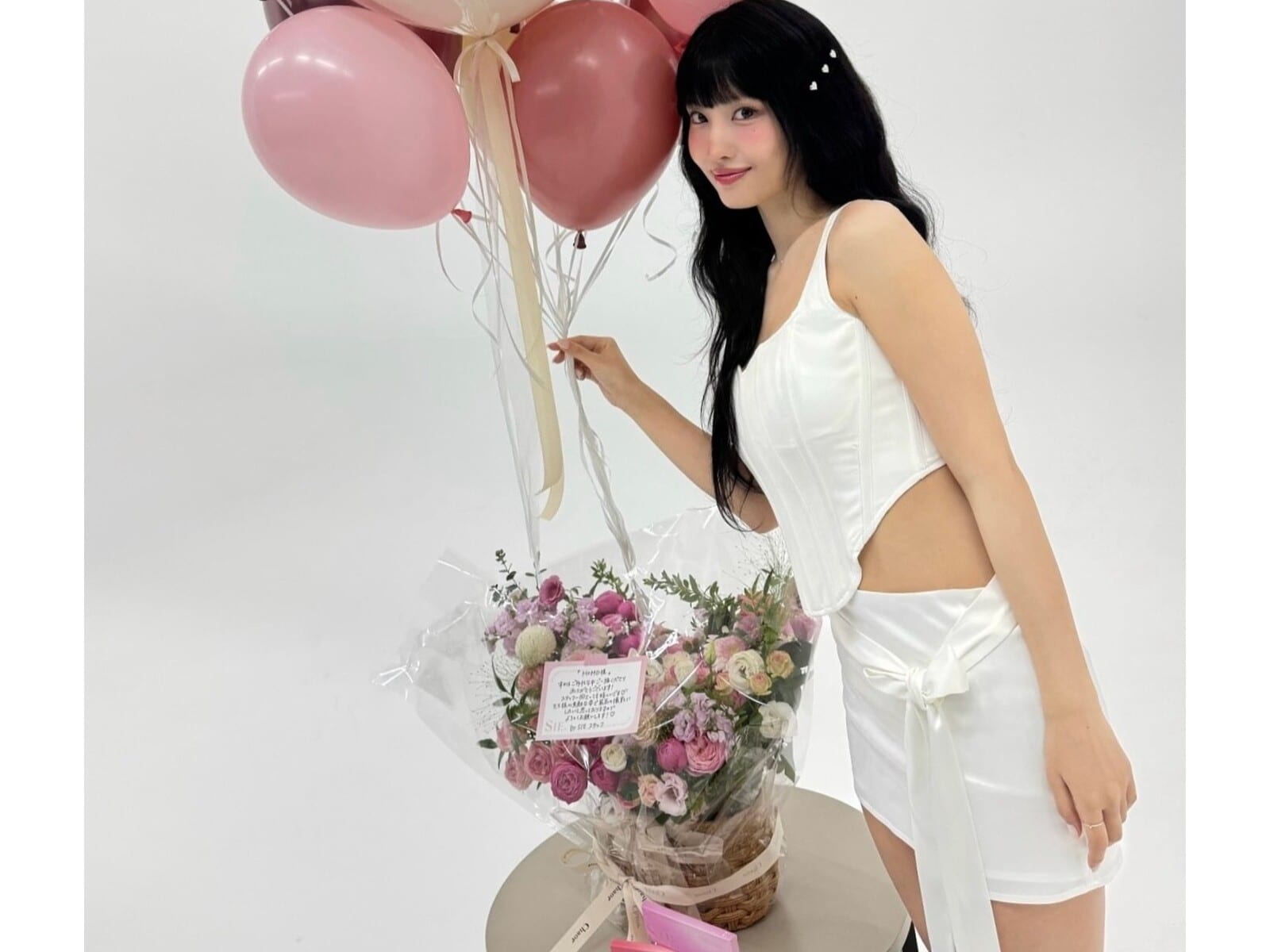 TWICE・モモ、美ウエスト＆美脚ちら見えショット披露！ 「ほんまモモ