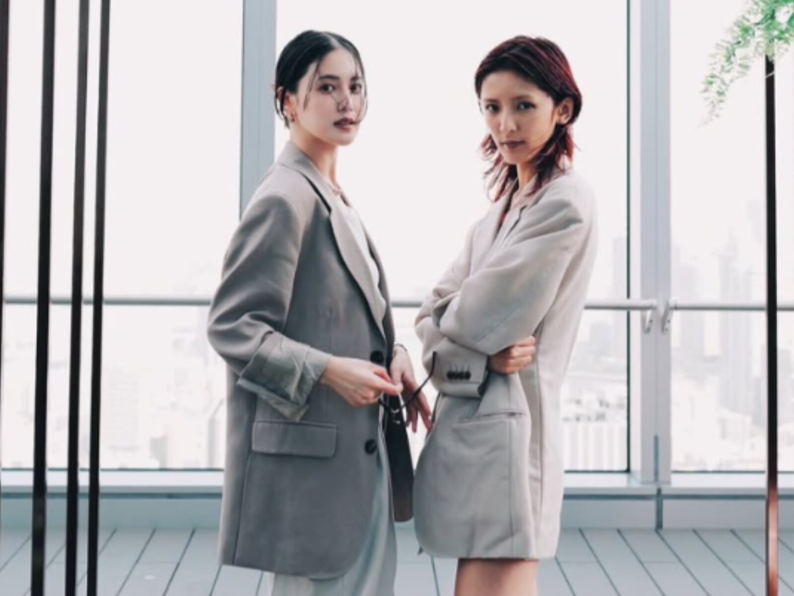 えのごり萩花ツーショット写真 元E-girls・藤井萩花、超ミニ丈から美脚披露！ 妹・夏恋との