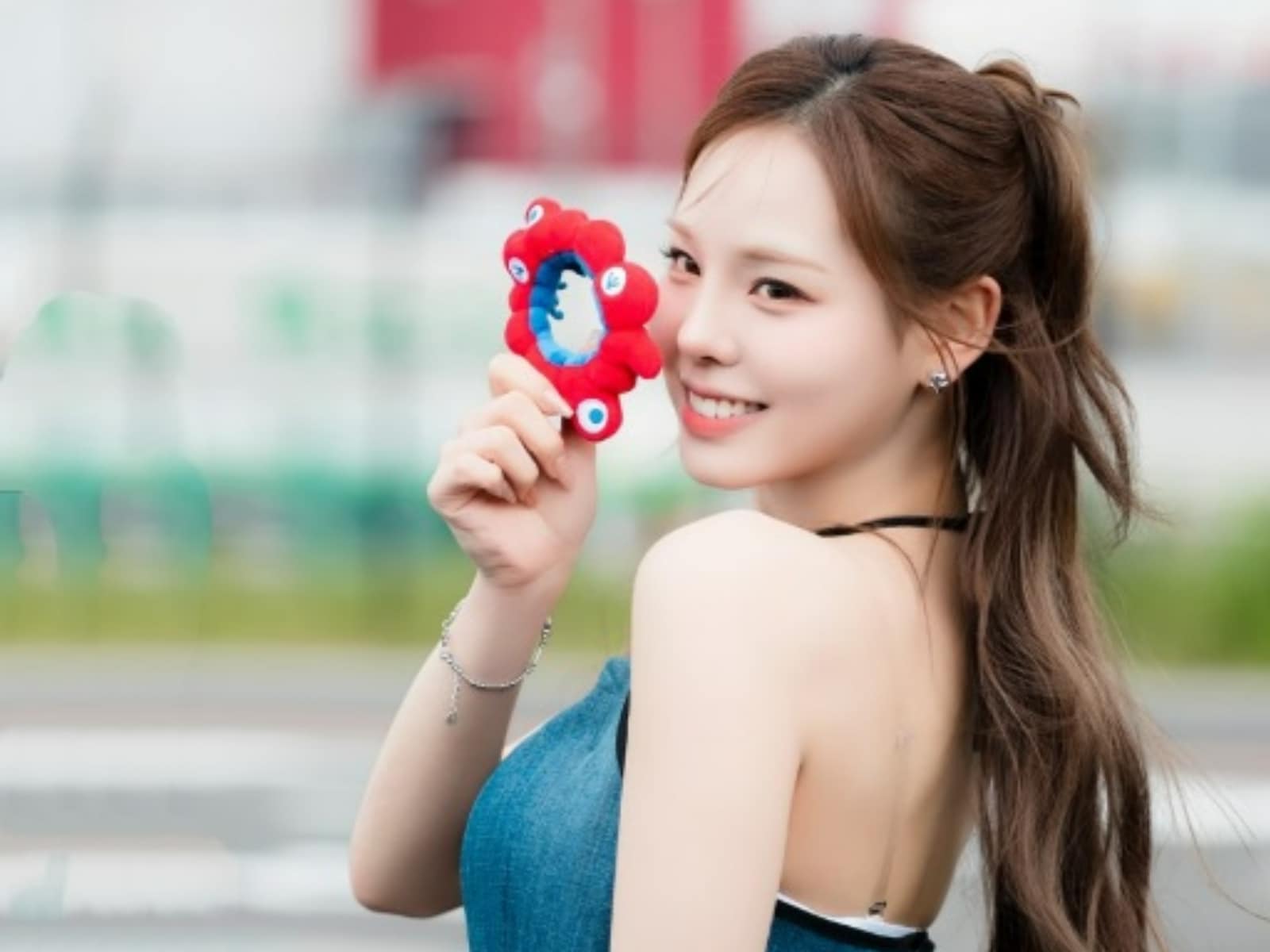 透けてない？笑」NiziU・マコ、美ウエスト際立つショットに反響