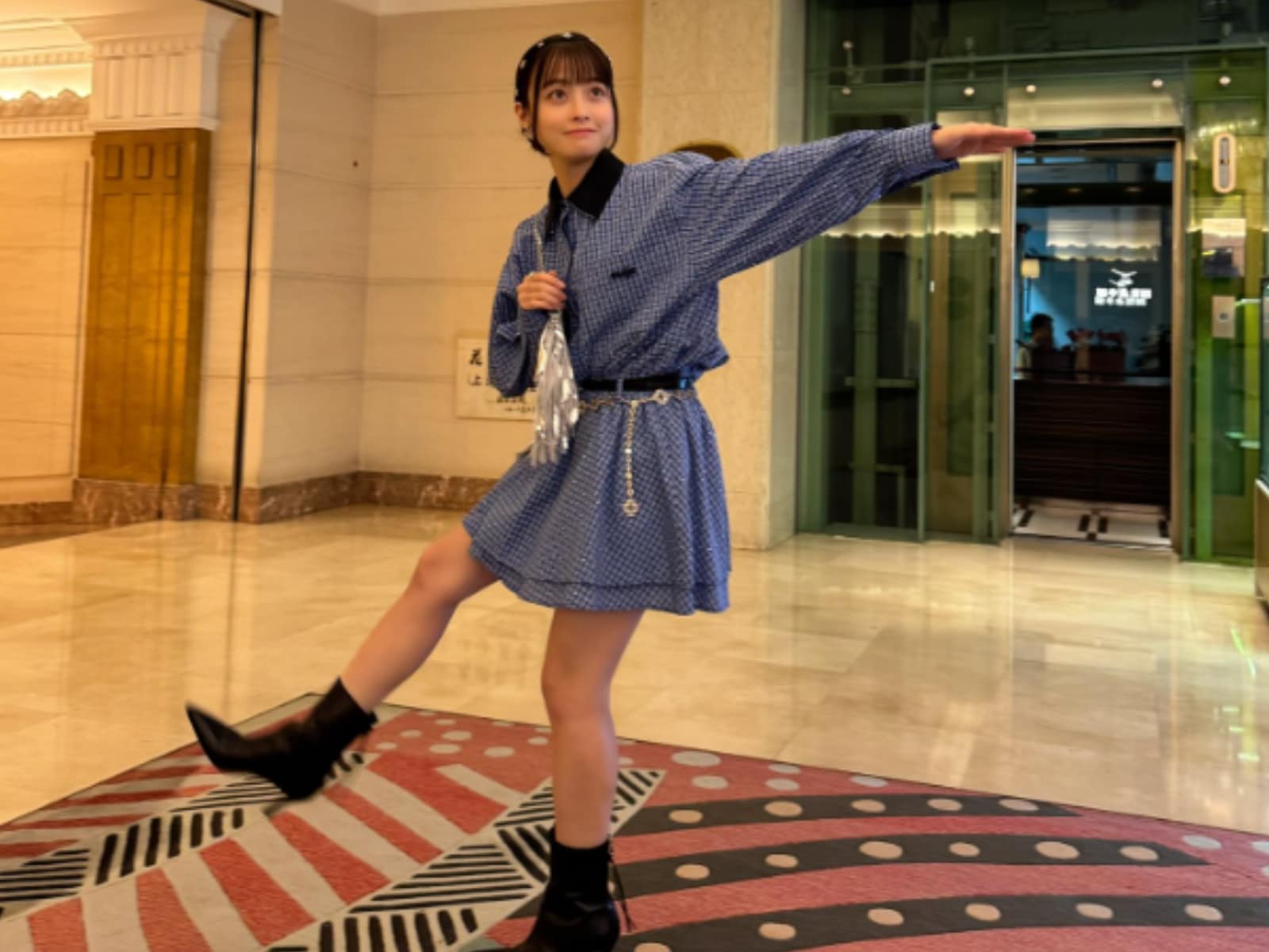 恋をすると綺麗になるてガチやん」橋本環奈、美脚際立つレアなミニスカ