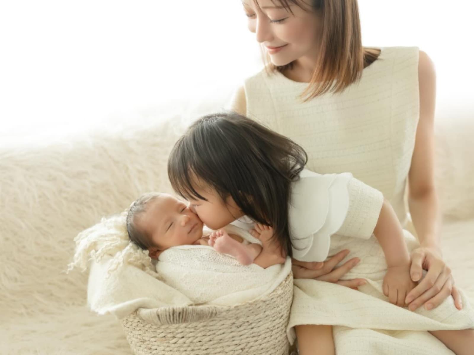 天使2人と女神1人」第2子出産の愛沢えみり、ニューボーンフォトを公開