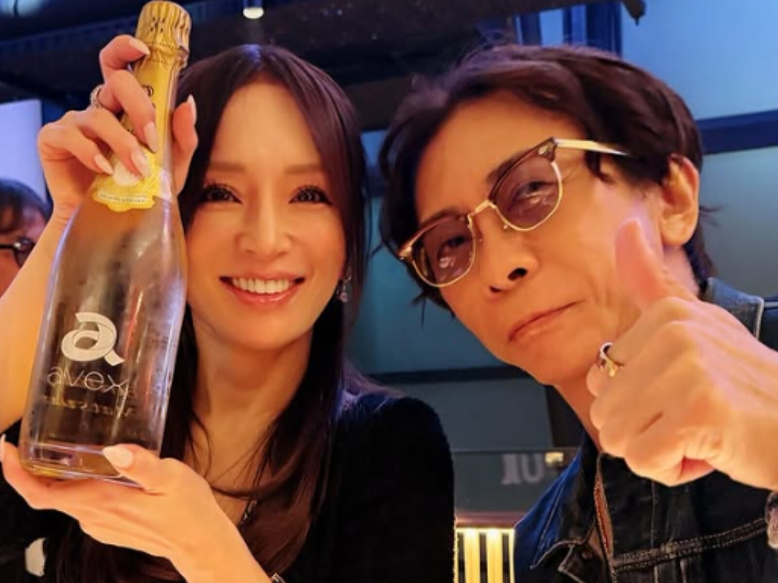 浜崎あゆみ、エイベックス会長との親密ショット公開「耳打ちしてるの