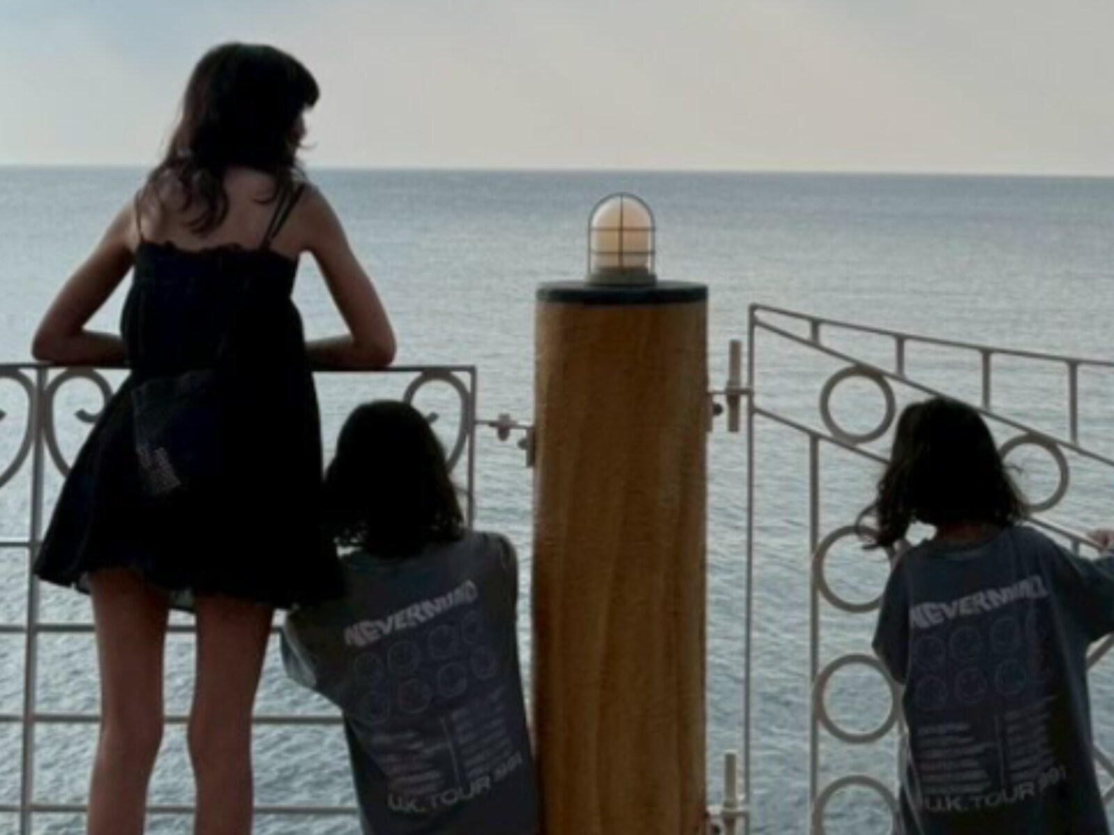 元E-girls・藤井萩花、離婚後初の双子との親子ショット公開！ 沖縄