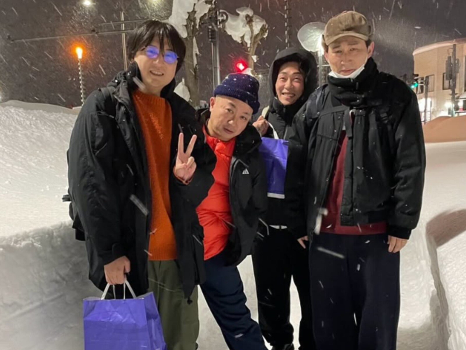 みんな温ったけ〜な」シソンヌ・じろう、大雪の中での芸人集合写真