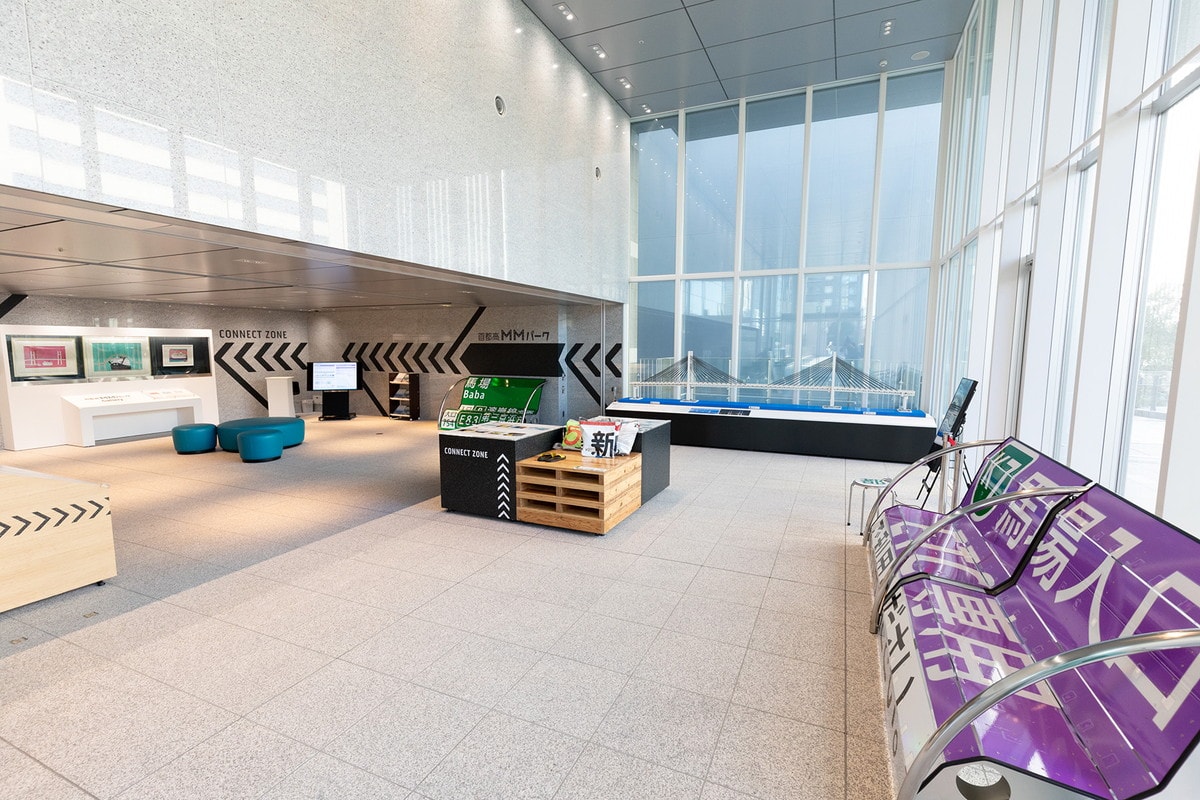 2階「CONNECT ZONE」では案内標識で作られたベンチに座って写真を撮ってもOK（提供画像）