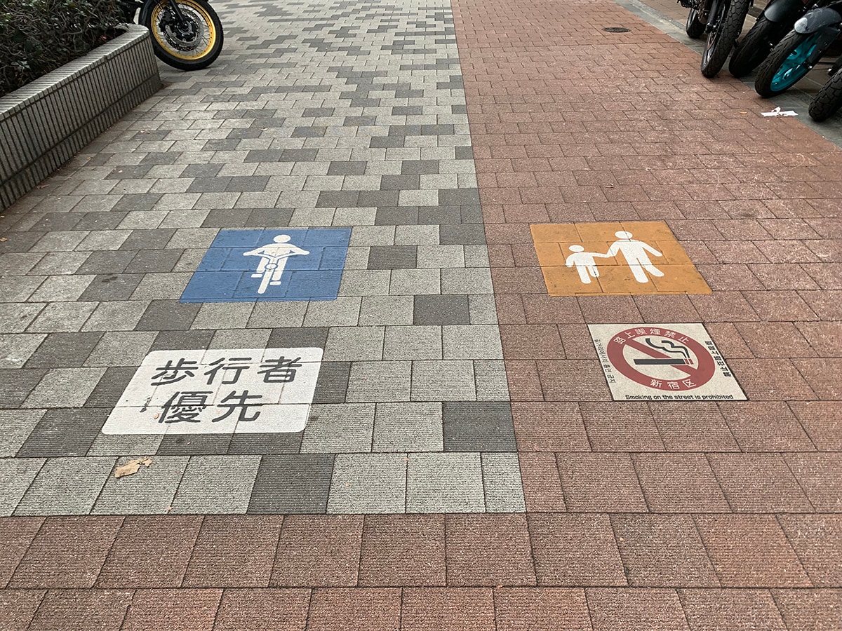 この路面表示がある場合は歩道走行可能。しかも交互走行も可能だが、どんな時も歩行者優先　※画像出典：『2026年4月1日青切符制が新導入!! 自転車反則金時代到来!最新法改正&安全ガイド』（講談社）